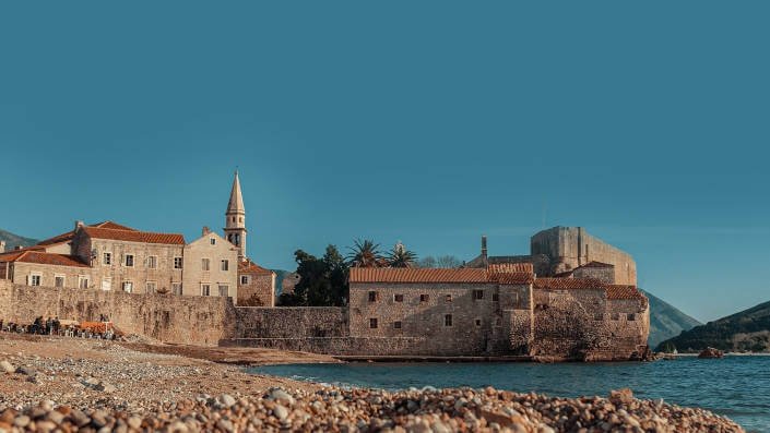 Crna gora-budva plaza more gradjevine